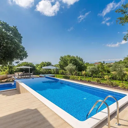 Schoene In Einer Ruhigen Umgebung Mit Pool By Interhome *