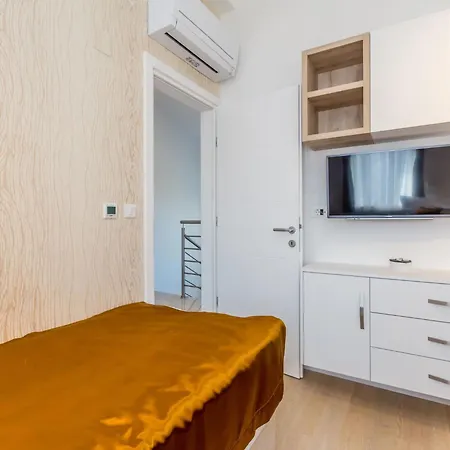 Schoene In Einer Ruhigen Umgebung Mit Pool By Interhome Vikendica