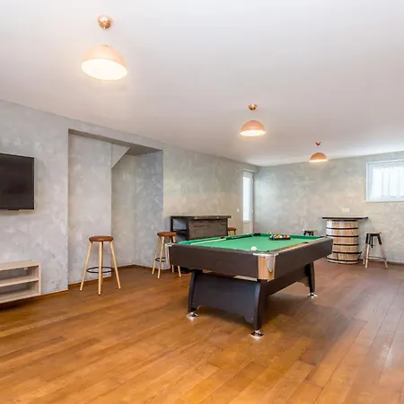 Schoene In Einer Ruhigen Umgebung Mit Pool By Interhome Vikendica Jusici