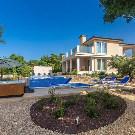 Schoene In Einer Ruhigen Umgebung Mit Pool By Interhome Vikendica