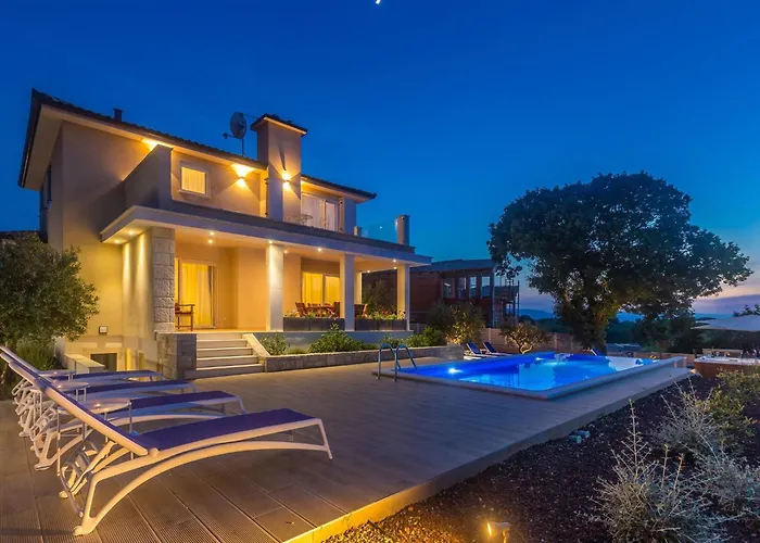 Schoene In Einer Ruhigen Umgebung Mit Pool By Interhome Tatil Evi