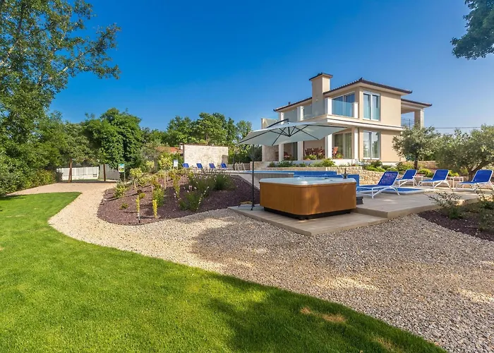 Schoene In Einer Ruhigen Umgebung Mit Pool By Interhome 펜션