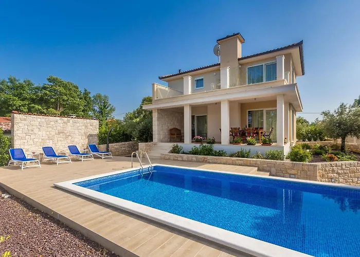 Schoene In Einer Ruhigen Umgebung Mit Pool By Interhome 펜션 Jusici