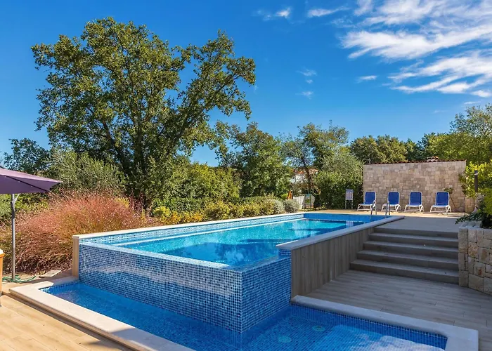 Schoene In Einer Ruhigen Umgebung Mit Pool By Interhome