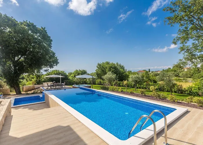 Schoene In Einer Ruhigen Umgebung Mit Pool By Interhome *
