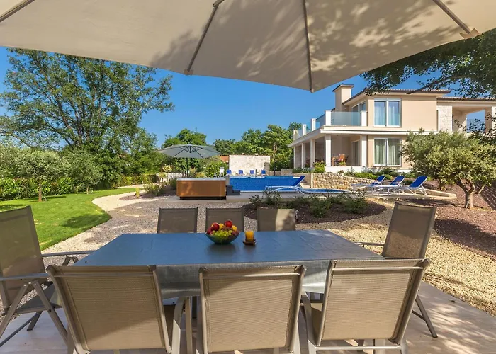 Schoene In Einer Ruhigen Umgebung Mit Pool By Interhome 펜션