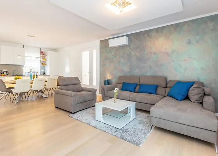 펜션 Schoene In Einer Ruhigen Umgebung Mit Pool By Interhome Jusici