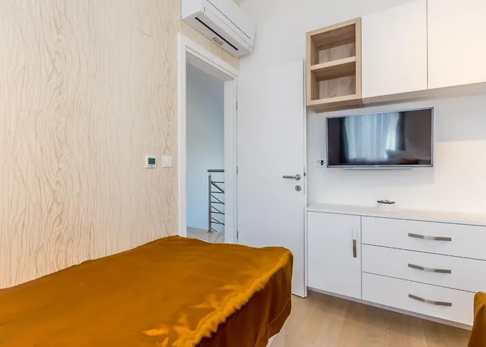 Schoene In Einer Ruhigen Umgebung Mit Pool By Interhome 펜션