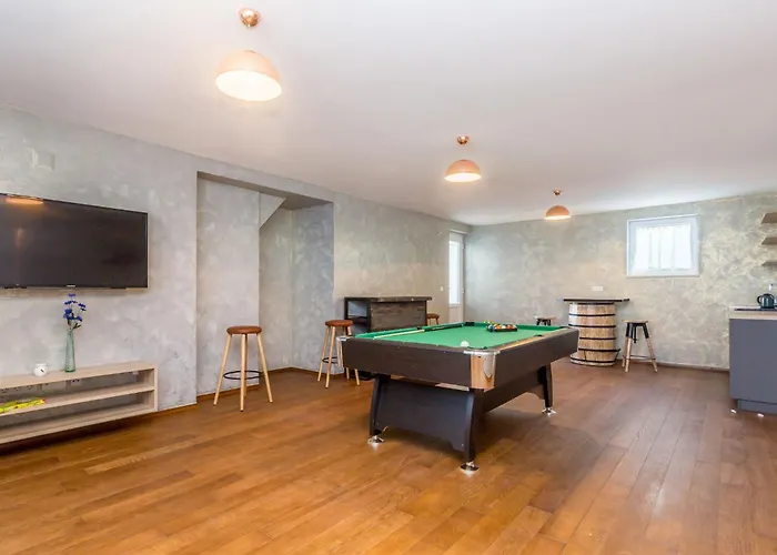 Schoene In Einer Ruhigen Umgebung Mit Pool By Interhome 펜션 Jusici