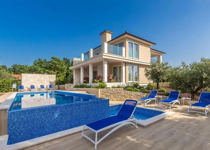 Schoene In Einer Ruhigen Umgebung Mit Pool By Interhome