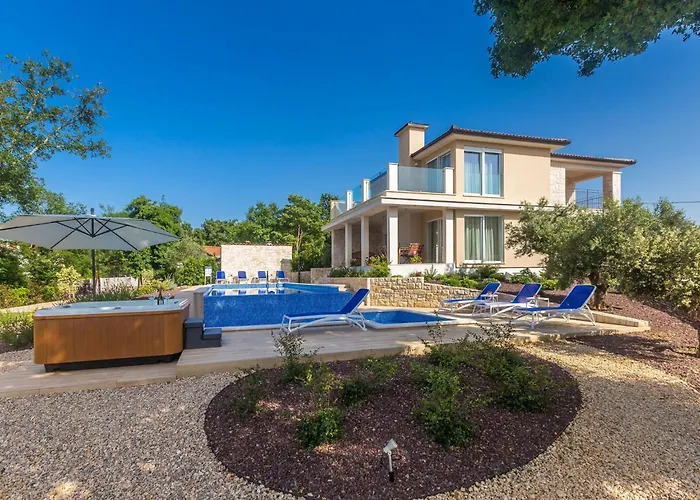 Schoene In Einer Ruhigen Umgebung Mit Pool By Interhome 펜션