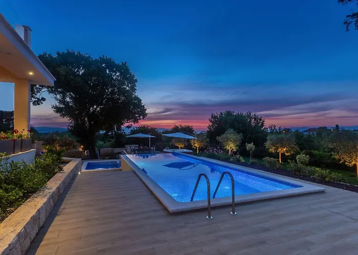 펜션 Schoene In Einer Ruhigen Umgebung Mit Pool By Interhome Jusici
