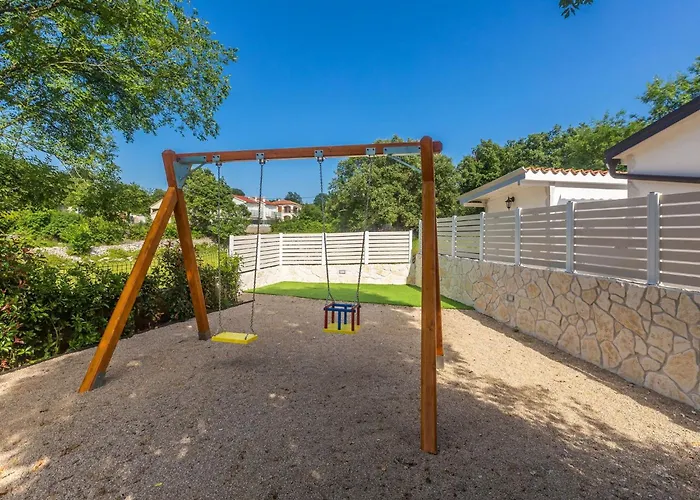 Schoene In Einer Ruhigen Umgebung Mit Pool By Interhome