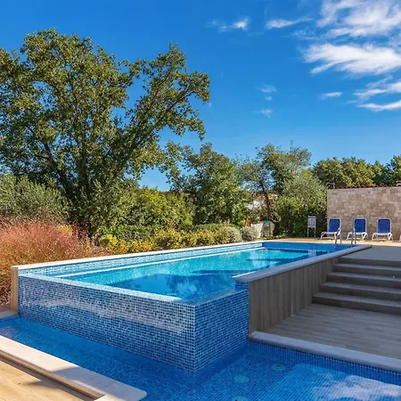 Schoene In Einer Ruhigen Umgebung Mit Pool By Interhome
