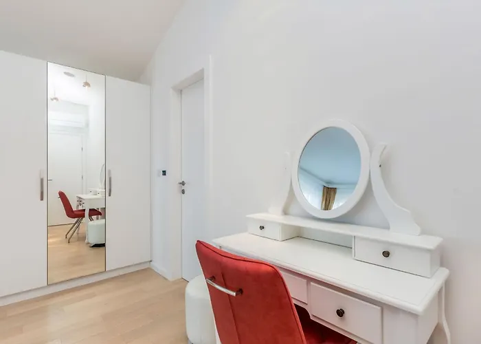 Schoene In Einer Ruhigen Umgebung Mit Pool By Interhome