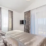 Schoene In Einer Ruhigen Umgebung Mit Pool By Interhome * Jusici