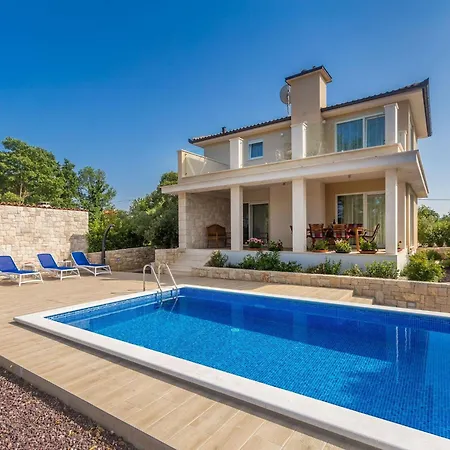 Schoene In Einer Ruhigen Umgebung Mit Pool By Interhome Holiday home Jusici