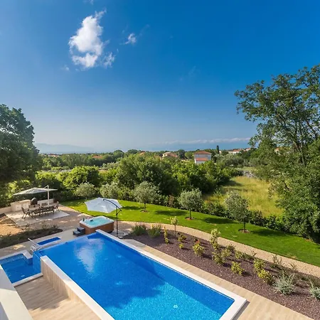 בית נופש Schoene In Einer Ruhigen Umgebung Mit Pool By Interhome Jusici