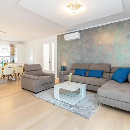 בית נופש Schoene In Einer Ruhigen Umgebung Mit Pool By Interhome Jusici