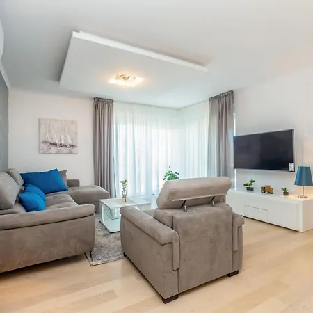 בית נופש Schoene In Einer Ruhigen Umgebung Mit Pool By Interhome