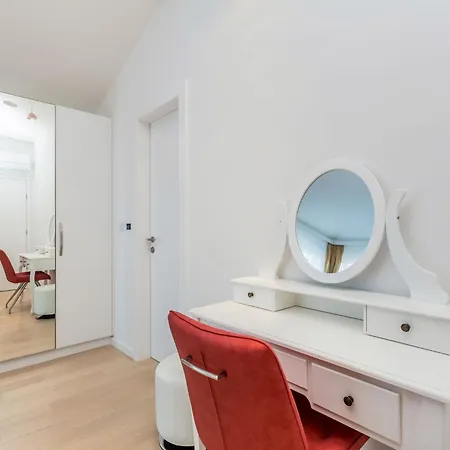 Schoene In Einer Ruhigen Umgebung Mit Pool By Interhome