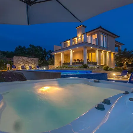 בית נופש Schoene In Einer Ruhigen Umgebung Mit Pool By Interhome Jusici