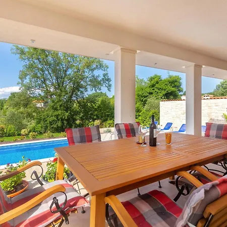 Schoene In Einer Ruhigen Umgebung Mit Pool By Interhome *