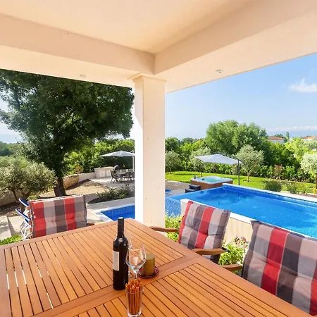 Schoene In Einer Ruhigen Umgebung Mit Pool By Interhome בית נופש