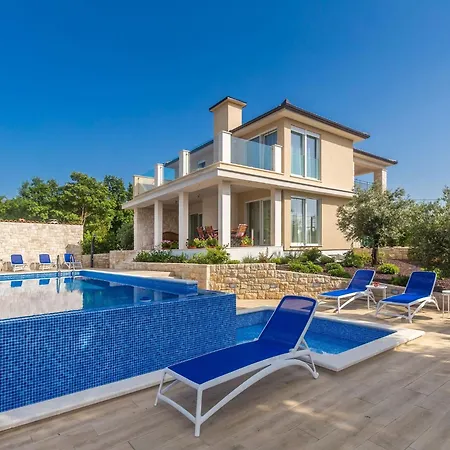 Schoene In Einer Ruhigen Umgebung Mit Pool By Interhome