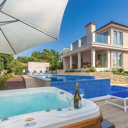 Schoene In Einer Ruhigen Umgebung Mit Pool By Interhome בית נופש *