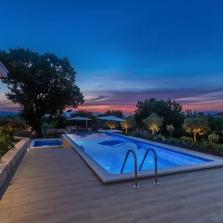 בית נופש Schoene In Einer Ruhigen Umgebung Mit Pool By Interhome Jusici