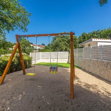 Schoene In Einer Ruhigen Umgebung Mit Pool By Interhome